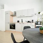 Chic Newly-Renovated Apartment Steps From Subway In Vienna\'S Hernals District